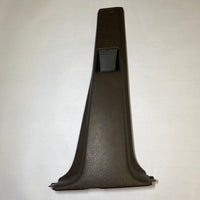 Tapa del Pilar B Marrón Lado inferior derecho 